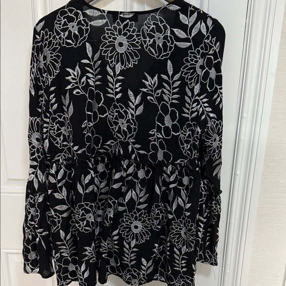 NWT Karen Kane Black/White Embroidered Blouse Babydoll 100% Rayon Size L - Picture 7 of 10